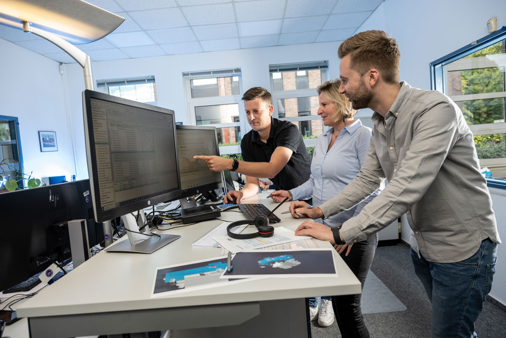 Platinenbau Ahlrich Siemens Mitarbeiter welche an einer Platine schraubt