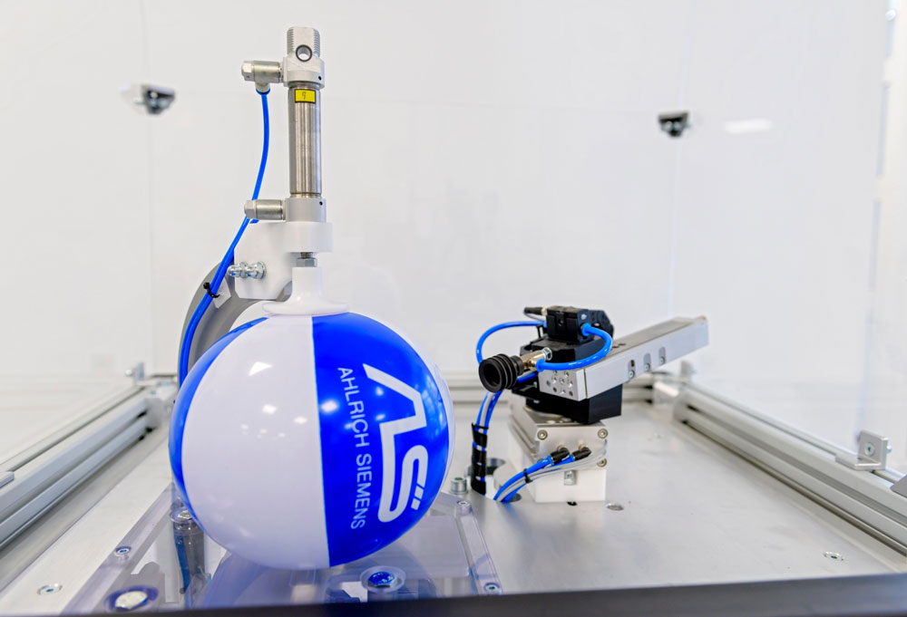 Robotersteuerungen welche eine Ballmaschine betreibt