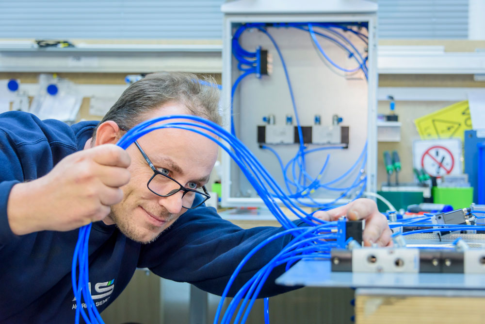 Ahlrich Siemens Mitarbeiter welcher einen pneumatischen Schaltschrank baut